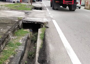 KEADAAN longkang besar yang tidak bertutup atau diletakkan sebarang tanda amaran boleh membahayakan nyawa pengguna jalan raya terutama yang pertama kali melalui jalan di kawasan pekan Penanti, Bukit Mertajam, Pulau Pinang.