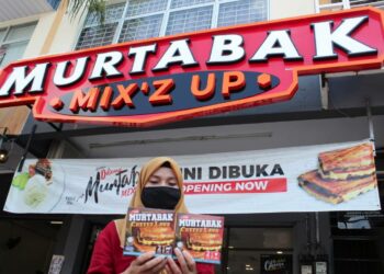 RAHAYU Usop menunjukkan varian martabak paling laris  dihasilkan I-On Enterprise di depan restoran Murtabak Mix'z Up di Bertam, Kepala Batas, Pulau Pinang, baru-baru ini.