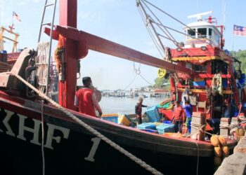 Kapal Laut Dalam yang berlabuh di Pelabuhan Lembaga Kemajuan Ikan Malaysia ( LKIM), Batu Maung ini sedang menurunkan ikan yang dibawa selepas menangkap ikan di laut dalam lautan hindi hari ini di Pelabuhan Lembaga Kemajuan Ikan Malaysia ( LKIM), Batu Maung hari ini. UTUSAN/ MOHAMMAD FIRDAUS AMRAN