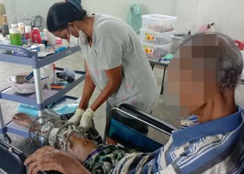 SEORANG petugas di  pusat jagaan persendirian di Jalan York, Georgetown, Pulau Pinang membantu menguruskan seorang warga emas yang ditinggalkan di situ sejak PKP, Mac tahun lalu.