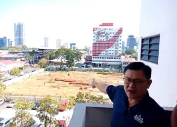 H'NG Khoon Leng menunjukkan tapak tanah Taman Manggis di Georgetown, Pulau Pinang yang pada asalnya mahu dibina projek PPR namun dijual kepada syarikat swasta dalam sidang akhbar hari ini.