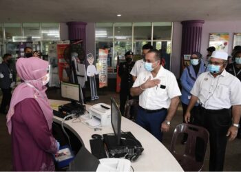 ROZALI Mohamud (kanan) bersama Jagdeep Singh Deo semasa melakukan tinjauan di sekitar Menara MBSP Bandar Perda, Bukit Mertajam, Pulau Pinang hari ini.-UTUSAN/ ISWAN SHAFIQ ISA