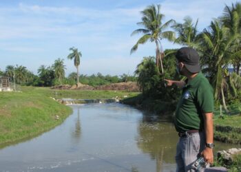 ZIKRULLAH Ismail menunjukkan keadaan Sungai Kereh, Tasek Gelugor, Pulau Pinang yang tercemar teruk dipercayai akibat pelepasan najis babi dari ladang penternakan di Kampung Selamat. - IHSAN LEKAS