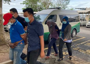 NOR Hasni Edirin Hasan (depan) dan Siti Hajar Hasan Basri (belakang dua dari kanan) didakwa dengan 60 pertuduhan di Mahkamah Majistret Butterworth, Pulau Pinang hari ini.-UTUSAN/ MOHD. KHUZAIRI ISMAIL