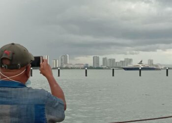 ORANG awam mengambil kesempatan merakamkan gambar kapal layar mewah Tranquility yang berlabuh di perairan Pulau Pinang berhampiran Pangkalan Raja Tun Uda, Georgetown semalam.