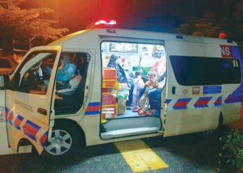 AHLI keluarga Kamarul Zaman Kader Mydin dibawa ke pusat kuarantin di Hospital Kepala Batas, Pulau Pinang selepas mereka disahkan positif virus Covid-19, Disember lalu.