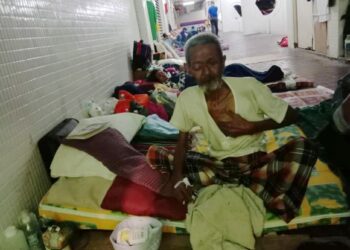 GELANDANGAN Ulam Aziz, 64, yang menghidap kanser hidung tahap empat tinggal di koridor sebuah bangunan komersial di bawah Komtar, Georgetown, Pulau Pinang sejak dua tahun lalu. -UT5USAN/ NOOR HASLIZA NUSI