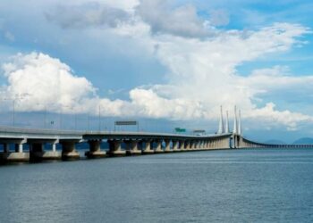 JAMBATAN kedua atau JSAHMS menyediakan laluan alternatif bagi pengguna keluar masuk ke bahagian pulau, Pulau Pinang bagi mengelak terperangkap dalam kesesakan di jambatan pertama ekoran kejadian kebakaran kabel elektrik.