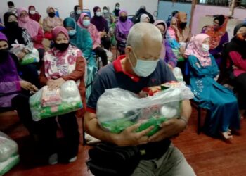 MOHAMAD Dollah Neo Abdullah yang hilang pekerjaan selepas hotel tempatnya bekerja ditutup menerima sumbangan daripada PKMMPP di Balik Pulau, Pulau Pinang.