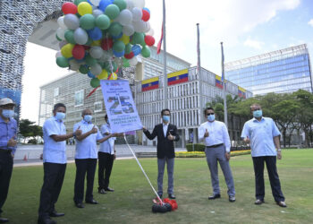 MUHAMMAD Azmi Mohd. Zain (tiga dari kanan) meraikan Ulang Tahun Ke 25 Perbadanan Putrajaya di perkarangan Perbadanan Putrajaya (PPj) di sini, hari ini. - UTUSAN/ FAISOL MUSTAFA