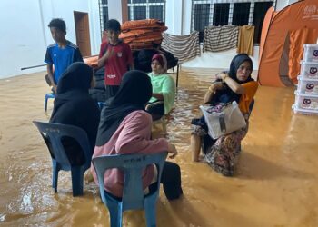 ANTARA mangsa banjir yang cemas apabila pusat pemindahan sementara (PPS) di Kampung Lubuk Periuk, Hulu Terengganu turut dinaiki air selepas dua jam mereka berpindah ke situ, semalam.