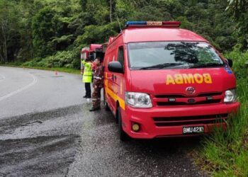 ANGGOTA bomba bersiap sedia untuk membawa keluar dua wanita yang dilaporkan hilang ketika menyertai aktiviti pendakian di Gunung Suku di Jalan Simpang Pulai-Cameron Highlands di Ipoh, Perak, hari ini.