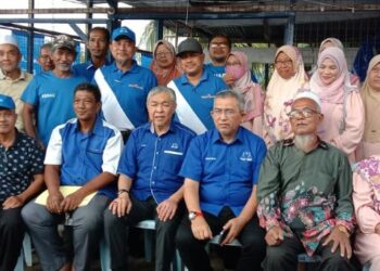 AHMAD Zahid Hamidi (tengah) bergambar bersama anggota PDM BN di Kampung Sungai Nipah Darat di Bagan Datuk hari ini. - FOTO/SHAMSUL KAMAL AMARUDIN