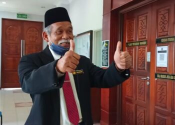 IBRAHIM Mat Zin menunjukkan isyarat bagus kepada pemberita selepas membayar ikat jamin di Mahkamah Rendah Syariah Ipoh hari ini. - FOTO/ASLIZA MUSA