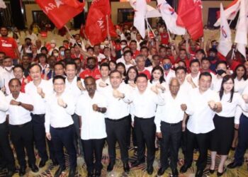 ANTHONY Loke Siew Fook (depan, tengah) bersama calon dan ahli parti pada majlis pengumuman calon DAP yang bertanding pada PRU15 di Ipoh semalam. - FOTO/MUHAMAD NAZREEN SYAH MUSTHAFA