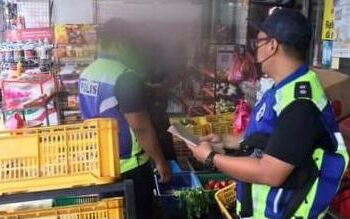 ANGGOTA polis membuat pemeriksaan pematuhan SOP PKP di sebuah premis perniagaan di daerah Manjung.