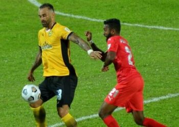 PENYERANG Perak, Guilherme De Paula (kiri) cuba melepasi pemain PJ City, K. Prabakaran dalam aksi Liga Super  di Ipoh malam tadi. UTUSAN/ZULFACHRI ZULKIFLI