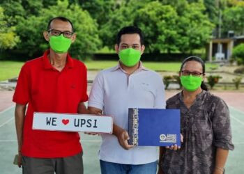 FRANK Steward Anak Sa (tengah) bersama ibu bapanya pada majlis penyerahan surat tawaran memasuki UPSI di PPD Betong, Sarawak, hari ini. - FOTO/IHSAN UPSI