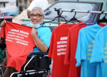 SUASANA para penyokong di pekarangan Pusat Penamaan Calon Bahagian Pilihan Raya P.063 Tambun, Perak, Sabtu lalu. -UTUSAN / MUHAMAD NAZREEN SYAH MUSTHAFA