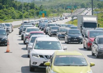 KEADAAN trafik masig lancar walaupun jumlah kenderaan bertambah di Plaza Tol Kuala Terengganu di Kampung Gemuruh di Kuala Nerus, hari ini. - UTUSAN/PUQTRA HAIRRY ROSLI