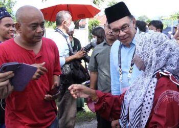 ANWAR Ibrahim beramah mesra dengan pengundi semasa melawat kawasan pembuangan undi bagi Parlimen Tambun di Sekolah Kebangsaan Manjoi, pada PRU15 Sabtu lalu. - FOTO/MUHAMAD NAZREEN SYAH MUSTHAFA