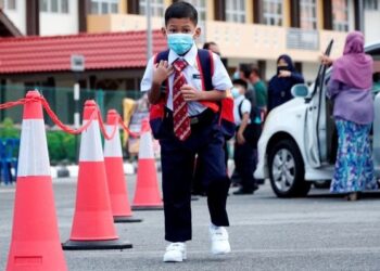 GELAGAT pelajar tahun satu ketika hadir ke sekolah pada hari pertama persekolahan 2021 di Sekolah Kebangsaan Meru Raya, Ipoh pada Mac lalu. -UTUSAN/ZULFACHRI ZULKIFLI