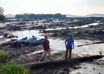 KEADAAN Tasik Kolam Bukit Merah yang surut berikutan cuaca panas sehingga menampakkan tunggal kayu di dasarnya ketika tinjauan di Bagan Serai. - UTUSAN/WAT KAMAL ABAS