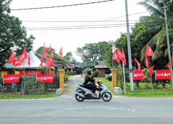 KEHANGATAN Pilihan Raya Negeri Melaka semakin terasa menjelang hari penamaan calon pada Isnin ini apabila semakin banyak bendera parti dinaikkan dan bilik gerakan dibuka di seluruh negeri ini. – UTUSAN/MUHAMAD IQBAL ROSLI