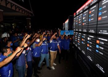 PENYOKONG BN bersorak selepas BN diumumkan memenangi PRN Melaka di hadapan BN Command Centre, Seri Chendana Ballroom, Taman Botanikal, Ayer Keroh, malam kelmarin. – UTUSAN/AMIR KHALID