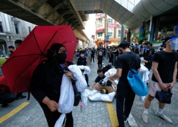 SEBAHAGIAN peserta memegang replika mayat semasa protes #LAWAN dengan berpakaian hitam di depan Masjid Jamek, Kuala Lumpur, hari ini. - UTUSAN/MUHAMAD IQBAL ROSLI