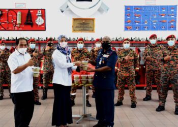 Agihan bubur lambuk sumbangan Proton kepada  Jabatan Bomba dan Penyelamat Subang Jaya.