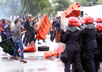 ANGGOTA pasukan keselamatan mengadakan simulasi latihan LSF IPD Ipoh di Stadium Indera Mulia di Ipoh hari ini. - UTUSAN/MUHAMAD NAZREEN SYAH MUSTHAFA