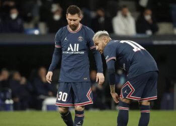 LIONEL Messi (kiri) dan Neymar diejek penyokong PSG setiap kali menyentuh bola dalam aksi Ligue  1 semalam.