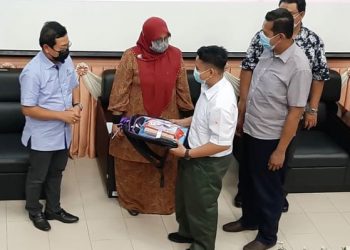 MAS Ermieyati Samsudin (dua dari kiri) berbual dengan seorang bapa pelajar yang menerima bantuan persekolahan sambil diperhatikan Dr. Mohd. Nizar Sudin (kiri) dalam Program Back To School 2021@KPLB di Kolej Kemahiran Tinggi Mara, Masjid Tanah, Melaka, baru-baru ini. - FOTO/AMRAN MULUP