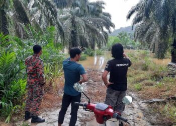 RAKAN Saiful Anuar Mustafa menunjukkan lokasi mangsa ditemukan mati lemas dalam kejadian bot terbalik di Ladang Rakyat Mak Lagam di Kemaman hari ini. - NIK NUR IZZATUL HAZWANI NIK ADNAN