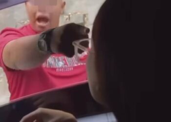 TANGKAP layar rakaman video kejadian seorang lelaki memukul kepala seorang wanita berhampiran Lata Iskandar dekat Tapah semalam yang tular dalam media sosial. - UTUSAN