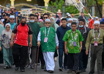 ABDUL Hadi Awang (baris depan, dua dari kiri)
sewajarnya tidak membuat kenyataan melulu
yamg tidak berasas.