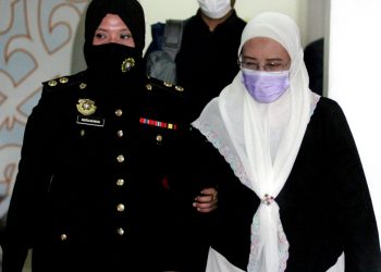 NOOR Marliza Ishak (kanan) dibawa ke Mahkamah Sesyen Shah Alam, Selangor hari ini atas pertuduhan memalsukan dokumen lima tahun lalu.