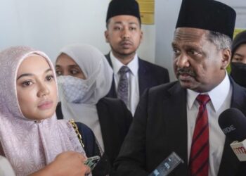 PUTERI Sarah Liyana Megat Kamaruddin bersama peguam ketika hadir di di Kompleks Mahkamah Syariah Wilayah Persekutuan dalam kes permohonan perceraian dengan Pengarah Filem, Syamsul Yusof di Kuala Lumpur, semalam. - FOTO/AMIR KHALID