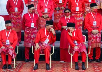 Dr. Ahmad Zahid Hamidi bergambar bersama kepemimpinan tertinggi  UMNO selepas upacara menaikkan bendera pada Perhimpunan Agung UMNO 2020 di Pusat Dagangan Dunia Kuala Lumpur, semalam. Turut hadir Timbalan Presiden UMNO, Datuk Seri Mohamad Hasan dan Naib Presiden, Datuk Seri Ismail Sabri Yaakob. 
– UTUSAN/SHIDDIEQIIN 
ZON