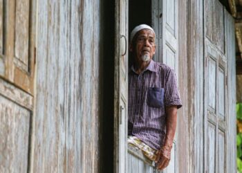 Wan Omar Wan Ahmad, 82, kelihatan sugul berikutan anak-anaknya yang berada di perantauan tidak dapat pulang beraya di Kampung Pulau Sekati Kuala Terengganu, semalam ekoran PKP. - UTUSAN/PUQTRA HAIRRY ROSLI