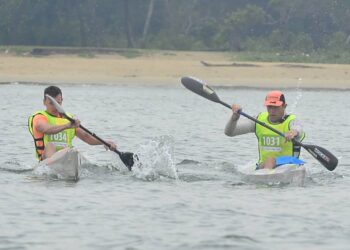 PESERTA kanu antarabangsa, Dawid John Steyn Mocke (kiri) dari Afrika Selatan dan Jankinson Kent (kanan), dari New Zealand bersaing bagi merebut tempat pertama bagi kategori antarabangsa pada kejohanan POPIC 2022 di Pantai Rompin, di Rompin, Pahang. - UTUSAN/SHAIKH AHMAD RAZIF