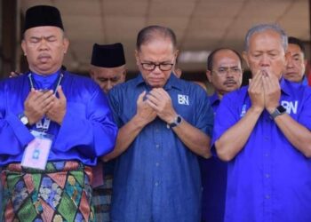 WAN ROSDY Wan Ismail (tengah) mengaminkan doa ketika hadir pada majlis penamaan calon Pilihan Raya Umum Ke-15 (PRU15) Dewan Undangan Negeri (DUN) Tioman di Dewan Jubli Perak Sultan Haji Ahmad Shah di Rompin, Pahang.