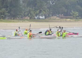 ARA peserta memulakan saingan Pahang Ocean Paddle International Challenge (POPIC) 2022 di Pantai Hiburan di Rompin, Pahang. - UTUSAN/SHAIKH AHMAD RAZIF