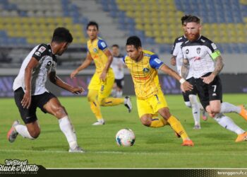 FAISAL Abdul Halim (tengah) mengalami kecederaan dalam perlawanan Liga Super menentang Terengganu FC di  Stadium Sultan Mizan Zainal Abidin di Gong Badak kelmarin.– IHSAN TERENGGANU FC