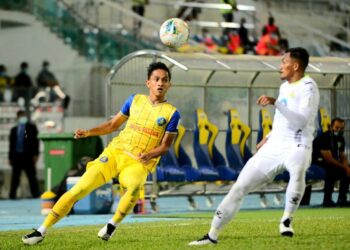 PEMAIN tengah Pahang, Nik Muhammad Sharif Haseefy Lazim (kiri) diasak pertahanan Perak, Rafiuddin Roddin dalam aksi Liga Super di Stadium Darul Makmur, Kuantan malam ini. - UTUSAN/SHAIKH AHMAD RAZIF