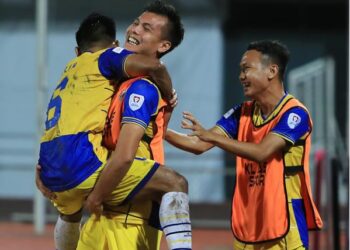 Malik Mat Ariff (kiri) meraikan jaringannya bersama rakan sepasukan ketika membantu Sri Pahang membelasah Penang FC 5-0 dalam saingan Piala Malaysia di Stadium Bandaraya, Pulau Pinang kelmarin. - IHSAN SRI PAHANG