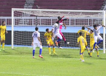 PENJAGA gol Sri Pahang, Mamadou Samassa menumbuk keluar bola ketika diasak pemain Manjung City pada Piala FA di Stadium Darul Makmur di Kuantan, Pahang. UTUSAN/SHAIKH AHMAD RAZIF