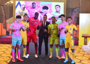 CHRISTOPHE Gamel (tengah) bersama pemain Sri Pahang pada majlis pelancaran jersi baharu skuad itu musim 2022 di Kuantan hari ini. - UTUSAN/SHAIKH AHMAD RAZIF