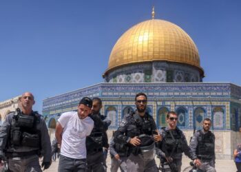 POLIS menahan seorang penduduk Palestin di pekarangan Masjid Al-Aqsa di Baitulmuqaddis. - AFP